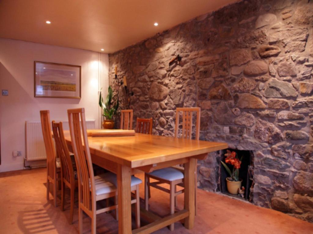 Roslin Cottage Каландър Екстериор снимка